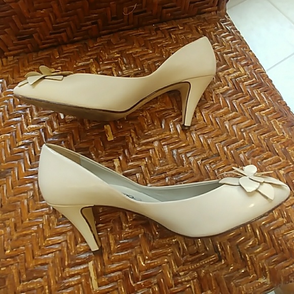 Bandolino Shoes - 💚5/$25 Bandolino, nude leather heels run small